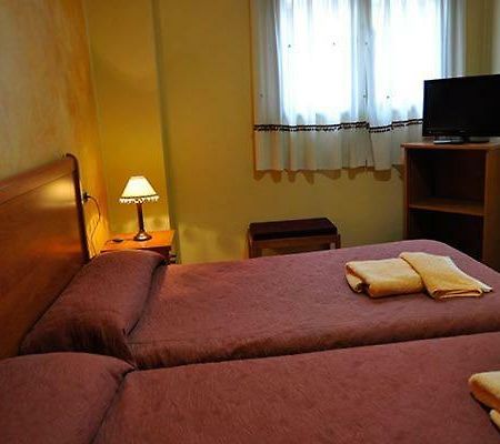 La Cistérniga Hostal Puerta Del Valle מראה חיצוני תמונה
